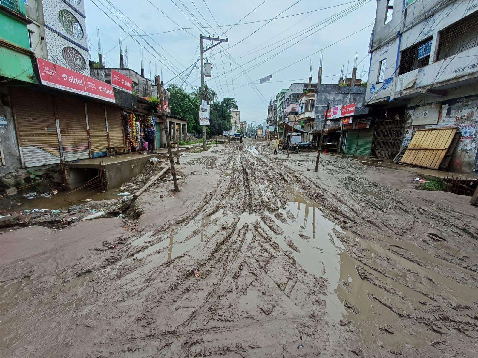 রায়পুরে তিন বছরের খোঁড়াখুঁড়িতে জনদুর্ভোগ