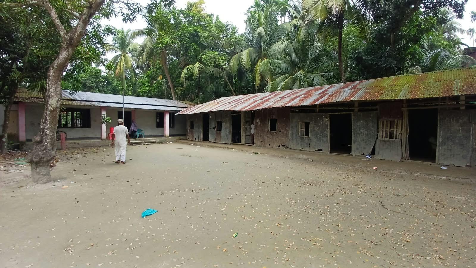 রায়পুরে ২০ বছরেও মেলেনি নতুন ভবন, ঝুঁকি নিয়ে ক্লাস করছে পাঁচ শতাধিক শিশু