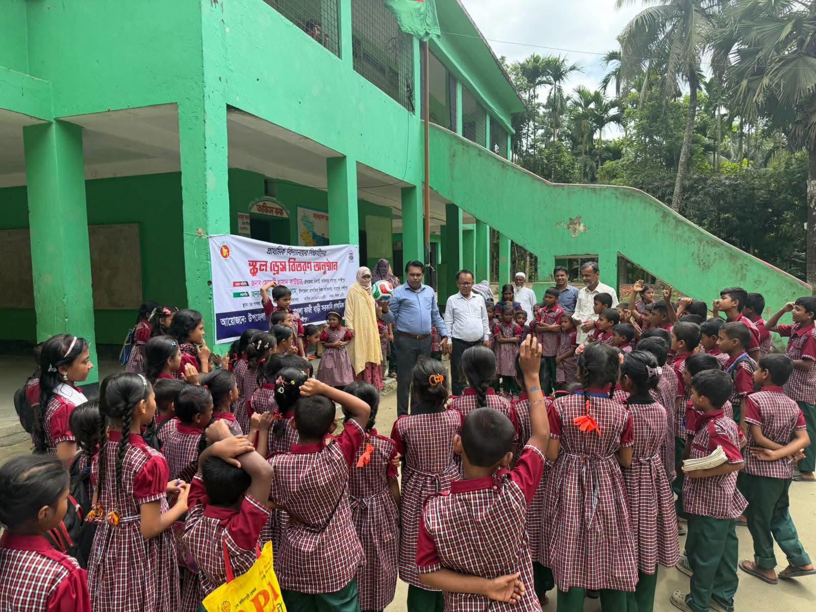 রায়পুরের চরাঞ্চলে ঝরে পড়া রোধে ৭০০ শিক্ষার্থীকে বিনামূল্যে স্কুল ড্রেস বিতরণ